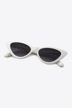 Load image into Gallery viewer, Chain Detail Cat-Eye Sunglasses
