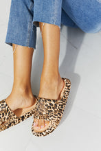 Load image into Gallery viewer, MMShoes Arms Around Me Open Toe Slide in Leopard
